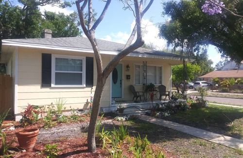 United Central House | Quaint home for your relaxation