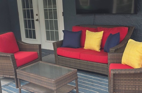 Whitfield House | Queen Palm Oasis/Heated Pool & Lanai/3BR/2BA/Sleeps 6/Mins from SRQ,Area Beaches