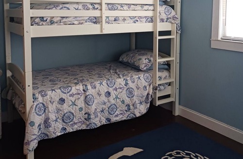 Venice Gardens House | Quiet and safe Neighborhood on a cul de sac near beach & shops with sun and fun