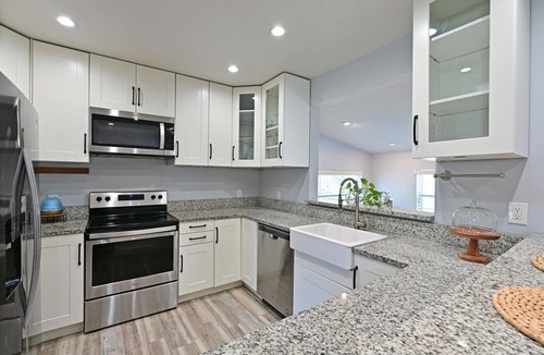 River District House | Quiet, beautiful area - dog friendly with Poolspa - between AMI & Riverwalk