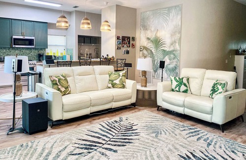 Sarasota House | Quiet Lakefront Getaway in Sarasota: Pool, Hot Tub & Outdoor Kitchen Near Beach