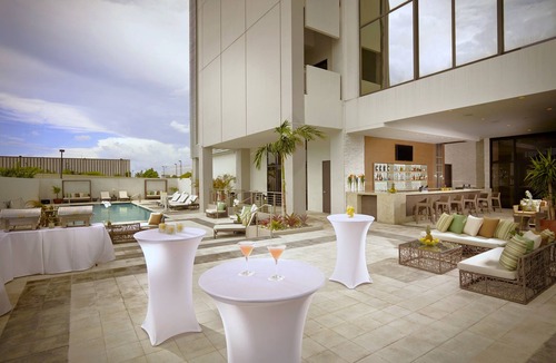 Seybold Hotel | Quiet Luxury Near Airport | Family-Friendly Room with Outdoor Pool
