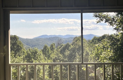 Saluda House | Quiet, Renovated Mountain View Escape with 40+ private acres - 3 miles from town