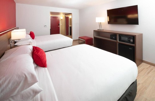 Kissimmee Hotel | Radisson LBV South | 2 Queen | Minutes to Theme Parks, Old Town Kissimmee
