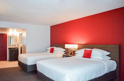 Kissimmee Hotel | Radisson LBV South | 2 Queen | Minutes to Theme Parks, Old Town Kissimmee