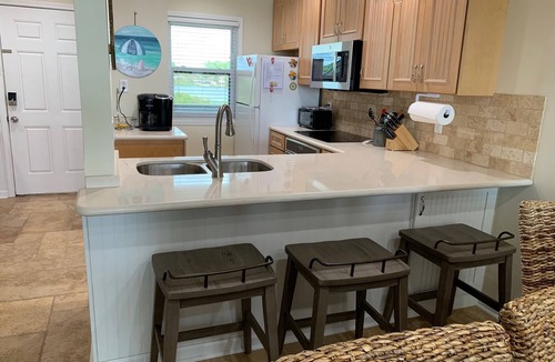 Sunnyside Condo | Ramsgate Harbour 21- Beach Front, Best Views, No Crowds, Beach Service included!