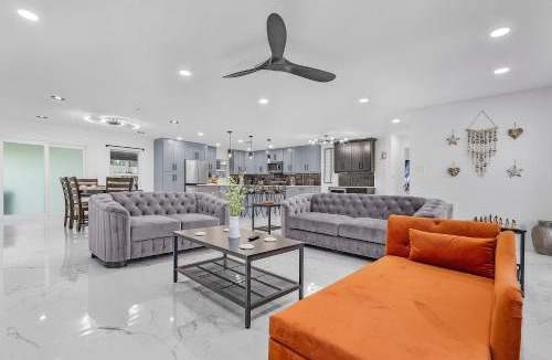 Iona House | Rare 3 Bedroom House, 5 minutes drive to beach, Events Permitted