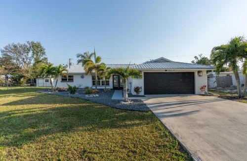 Iona House | Rare 3 Bedroom House, 5 minutes drive to beach, Events Permitted