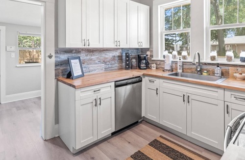 Old Seminole Heights House | Rare Find! BeeKeeper's Inn - Beautifully Renovated 1929 Home on Brick Street |Walk to Breweries
