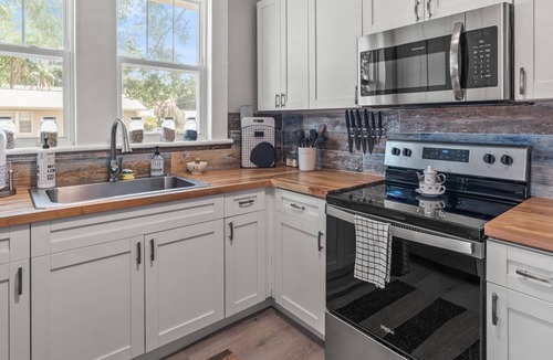 Old Seminole Heights House | Rare Find! BeeKeeper's Inn - Beautifully Renovated 1929 Home on Brick Street |Walk to Breweries