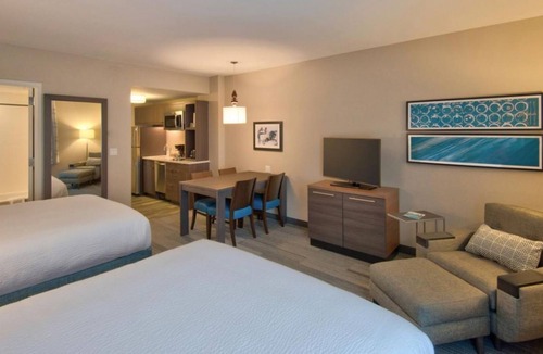 Flagami Apartment | RARE FIND! THREE STUDIOS FOR 12 GUESTS, POOL, BBQ