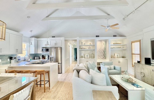 Seaside House | Recently Renovated & Pet Friendly in Seaside, Great Outdoor Spaces! 2 Bikes!