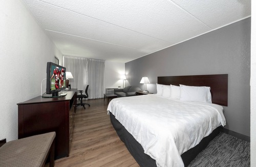 Carteret Hotel | Red Roof Inn PLUS+ Woodbridge - Carteret