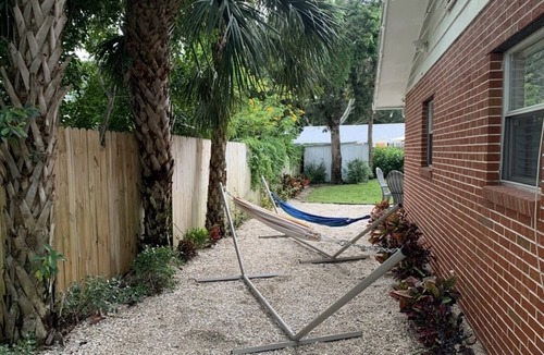 West Bradenton House | Red Sunset Casita, Mins to Anna Maria Island!Lots of space a boaters Paradise!