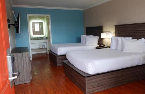 June Park House | Relax and Recharge! 2 Serene Units, Free Breakfast & Parking, Pool!