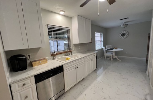 Sun 'N Lake House | Relax, golf and swim at sun n lake retreat. Pet friendly!