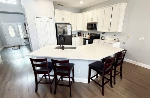 Highlands Reserve House | Relax in style! Close to parks - TVs every room - Modern kitchen - near golf.
