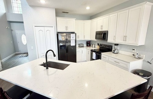Highlands Reserve House | Relax in style! Close to parks - TVs every room - Modern kitchen - near golf.