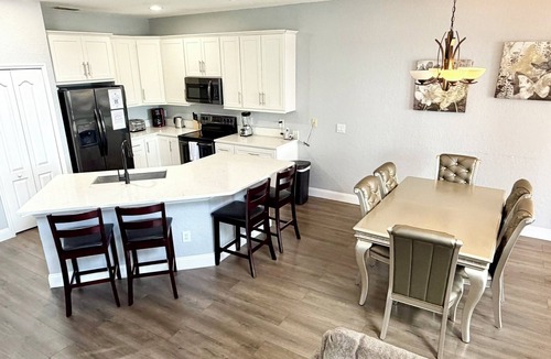 Highlands Reserve House | Relax in style! Close to parks - TVs every room - Modern kitchen - near golf.