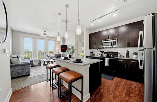Courier City - Oscawana Apartment | Relax & Recharge | 2 King Beds | Pool Gym Yoga