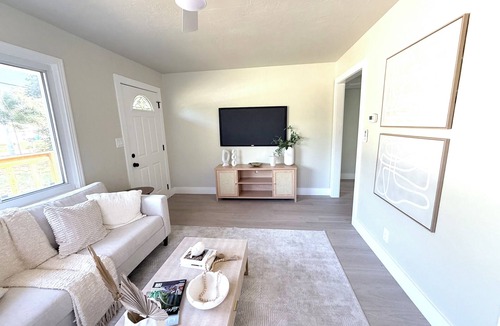 South Pinellas Community Council House | Relaxed Coastal Retreat 10 Minutes to Madeira Beach