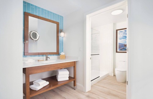 Park Shore Hotel | Relaxed Suite w/King Bed + Free Breakfast