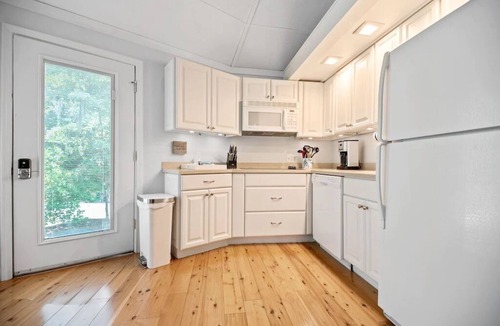 Night Heron Cottage | Relaxing 2 BR cottage, walking distance to beach