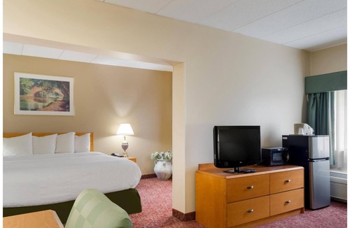 Smithfield Hotel | Relaxing Deluxe King Room near Bally's Twin River Lincoln | Free Bfast & Parking