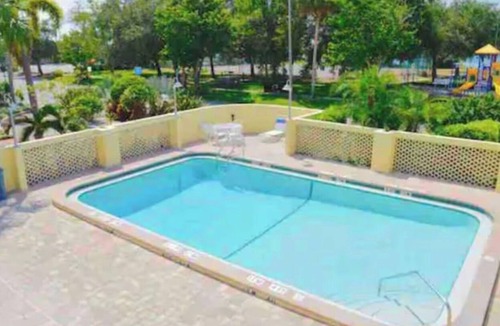 Ruskin Condo | Relaxing First Floor Condo on Tampa Bay! Pool and Beach within walking distance!