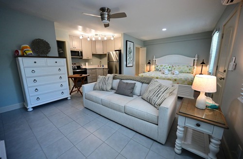 Sanibel Hotel | Relaxing room in 8 unit Inn in beautiful Sanibel with bikes, beach gear & more