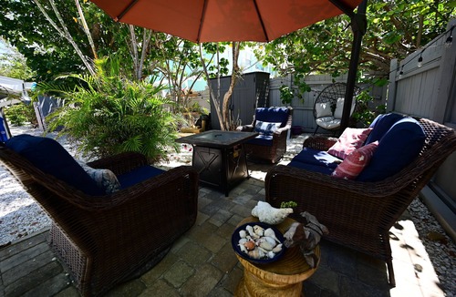 Sanibel Hotel | Relaxing room in 8 unit Inn in beautiful Sanibel with bikes, beach gear & more