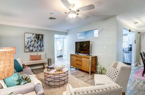 South Pinellas Community Council House | Remodeled St Petersburg Retreat w/Hot Tub!