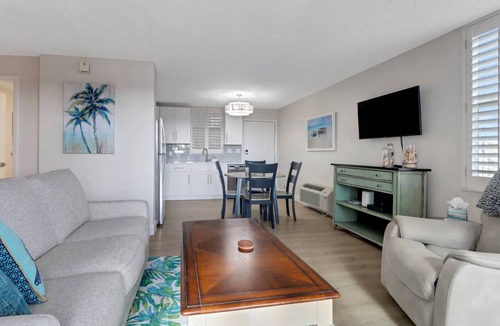 Bonita Springs Condo | REMODELED STUDIO | SLEEPS 4 | HEATED POOLS | FREE WIFI | KEYLESS ENTRY | STEPS TO BONITA BEACH
