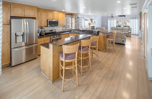 Sea Isle City House | Renovated 2026! 7per HOT TUB, steps2beach-sleeps19, 2mastersBR, body jet showers