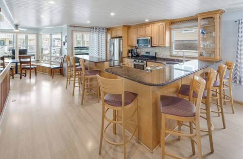 Sea Isle City House | Renovated 2026! 7per HOT TUB, steps2beach-sleeps19, 2mastersBR, body jet showers