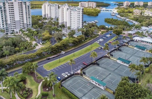 North Naples Villa | Renovated 3 BR villa in Naples, west of 41, close to beach and onsite club