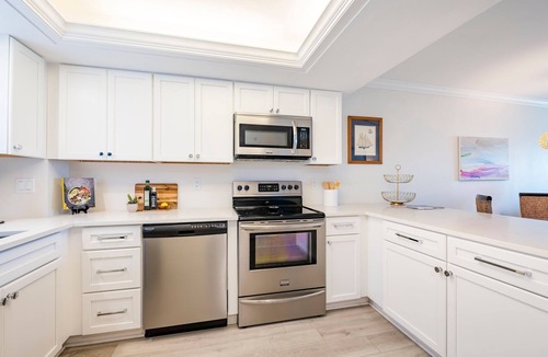Sarasota Condo | Renovated Coastal Retreat - Private Beach access
