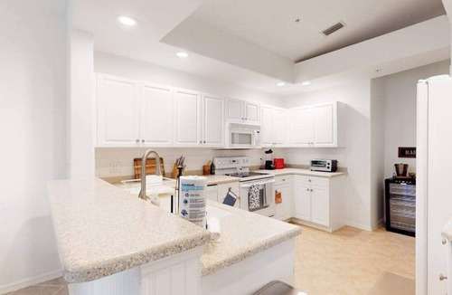 Naples Condo | Resort community home with bikes, screened porch, on-site golf, & AC