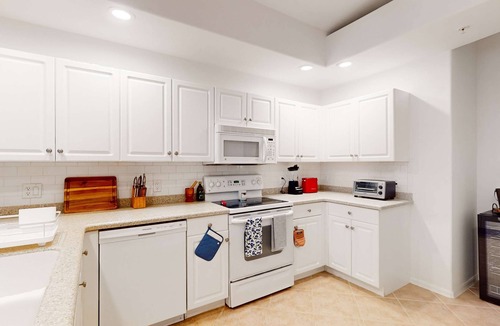 Naples Condo | Resort community home with bikes, screened porch, on-site golf, & AC
