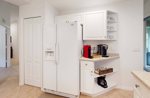 Naples Condo | Resort community home with bikes, screened porch, on-site golf, & AC