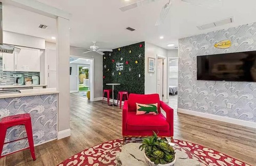South Pinellas Community Council House | Resort Home + Pink Bungalow *7 Hole Putting Green
