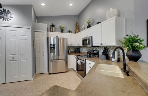Fort Myers Condo | Resort-Style Living Awaits | Beautiful Colonial Country Club Condo with Water Views & Bikes Included