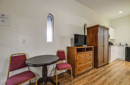 Naples Apartment | Resort-Style Naples Studio w/Marina Access!
