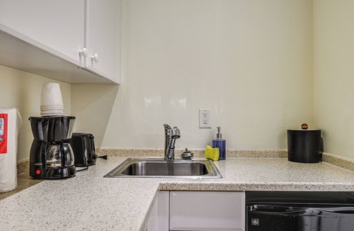 Naples Apartment | Resort-Style Naples Studio w/Marina Access!