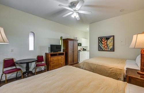 Naples Apartment | Resort-Style Naples Studio w/Marina Access!