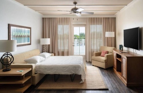 Holmes Beach Hotel | Resort-Style Villa with Kitchen, Balcony and Pool Near AMI Gulf Waters & Trails