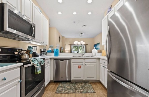 Bahama Bay House | Rest & Relax Bahama Bay Ground Floor 3 bed 2 bath 20 min to parks