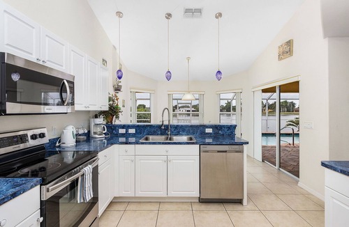 Fort Myers House | Restful Retreat - Lake views, Spectacular Sunsets, Kayaks - Villa Sundown- Roelens Vacations