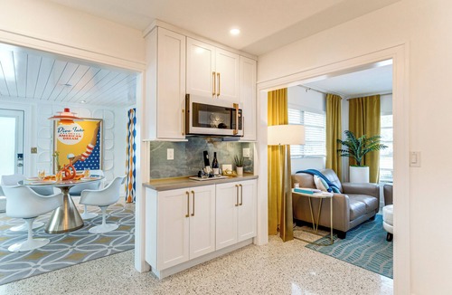 South Venice House | Retro Beach Retreat w/Surf Shack in South Venice