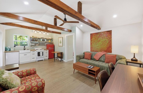 East Naples Cottage | Retro - Chic Cottage Just 8 Min to 5th Ave & Beach